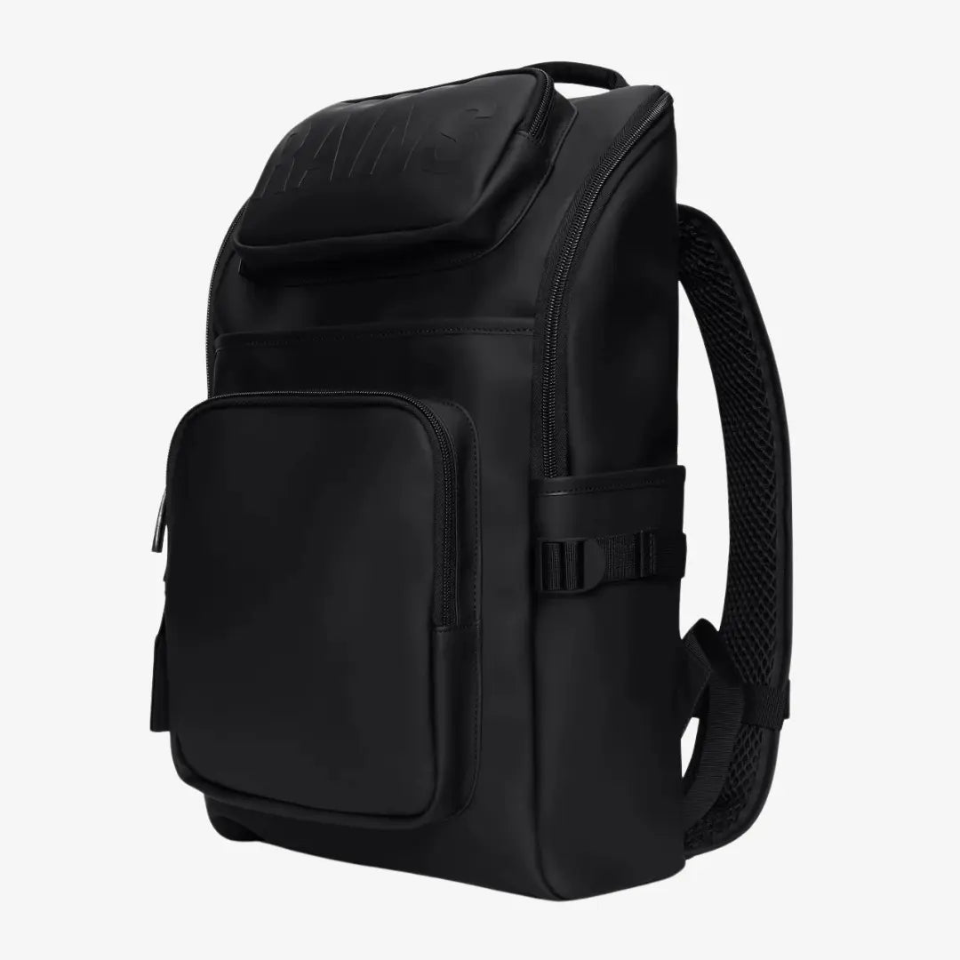 Texel Cargo Backpack noir de trois quarts, zip d'accès latéral et sangle à boucle sur le flanc