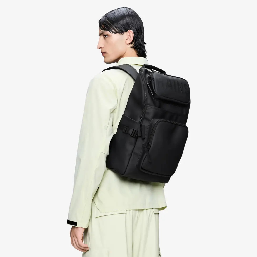 Texel Cargo Backpack noir porté sur une épaule, format rectangulaire et poches superposées