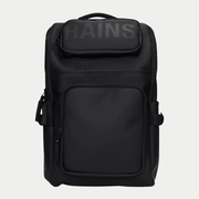 Texel Cargo Backpack noir de face, poche à rabat siglée RAINS et grande poche zippée basse