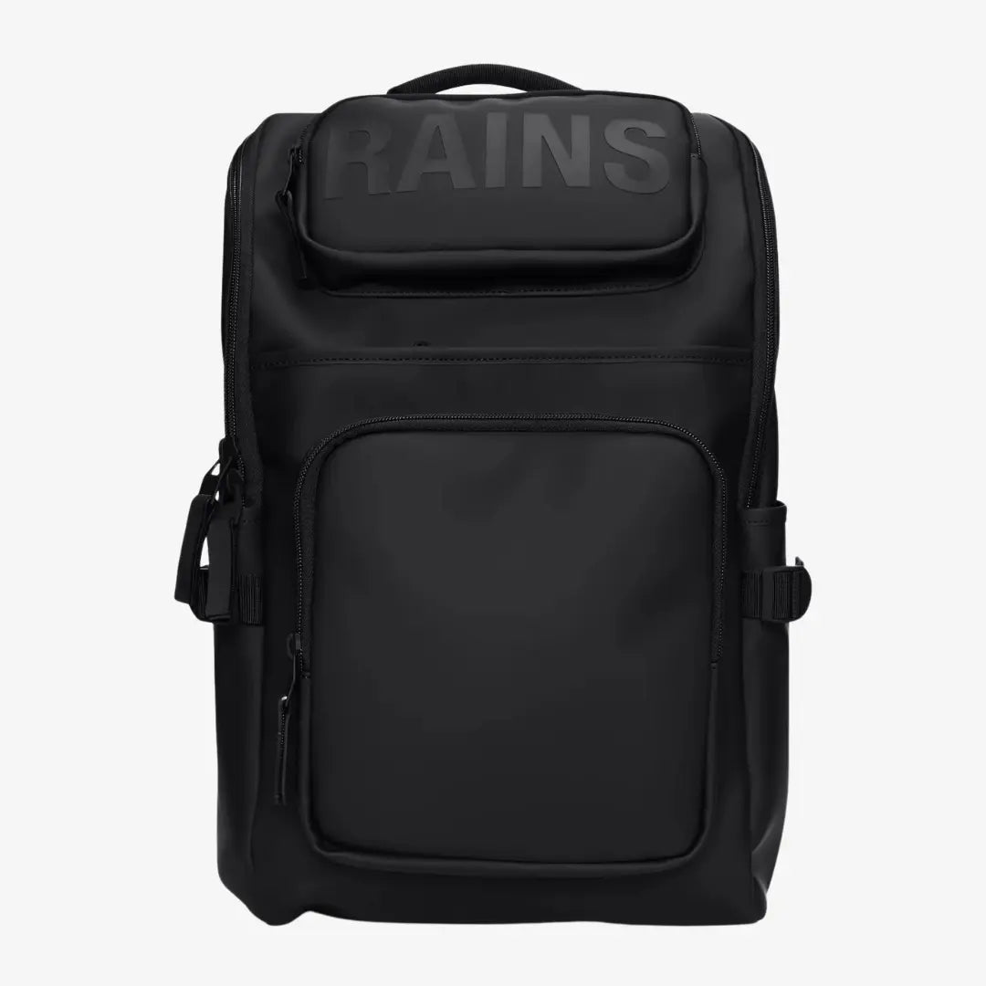 Texel Cargo Backpack noir de face, poche à rabat siglée RAINS et grande poche zippée basse