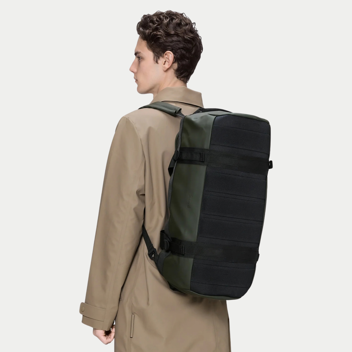 Texel Duffel Bag Small vert kaki Rains porté en sac à dos, panneau dorsal noir et bretelles réglables
