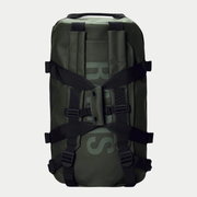 Dos du sac de voyage Texel Duffel Bag Small vert kaki Rains, bretelles noires croisées sur le lettrage ton sur ton