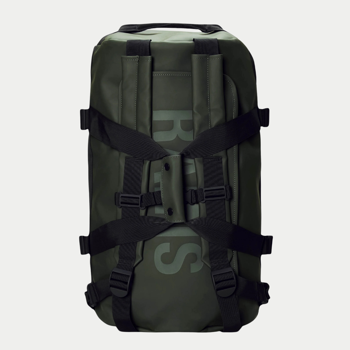 Dos du sac de voyage Texel Duffel Bag Small vert kaki Rains, bretelles noires croisées sur le lettrage ton sur ton