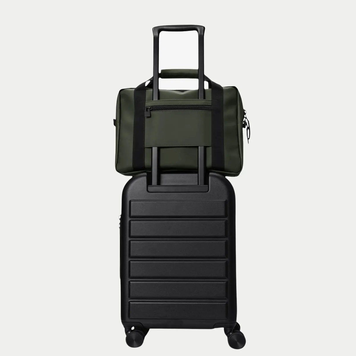 Dos du Texel Tech Bag vert kaki, passant zippé enfilé sur la poignée d'une valise