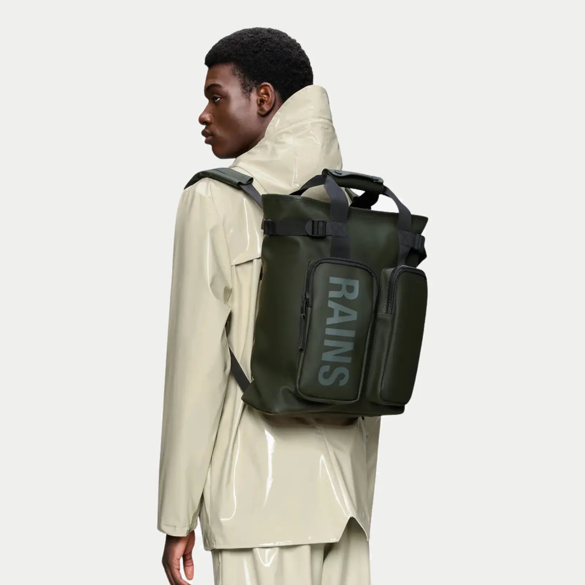 Texel Tote Backpack vert kaki porté en sac à dos, anses dressées au-dessus des poches