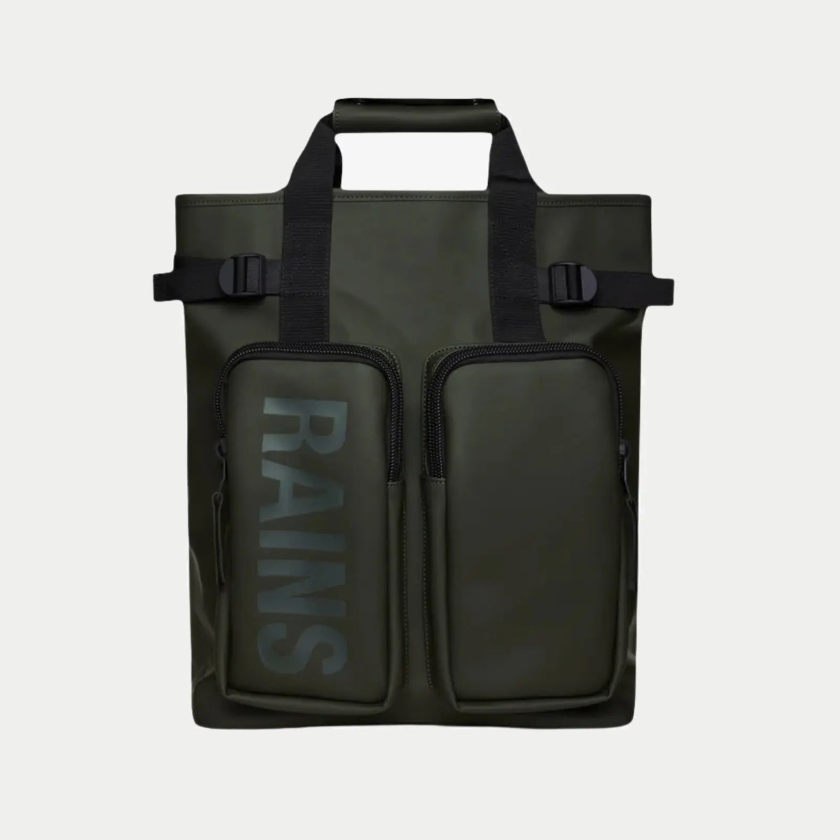 Texel Tote Backpack vert kaki de face, lettrage RAINS imprimé et deux poches zippées verticales