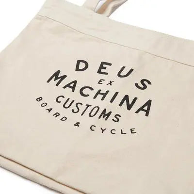 Macro du bloc typographique noir Board & Cycle imprimé sur la toile écrue du tote bag