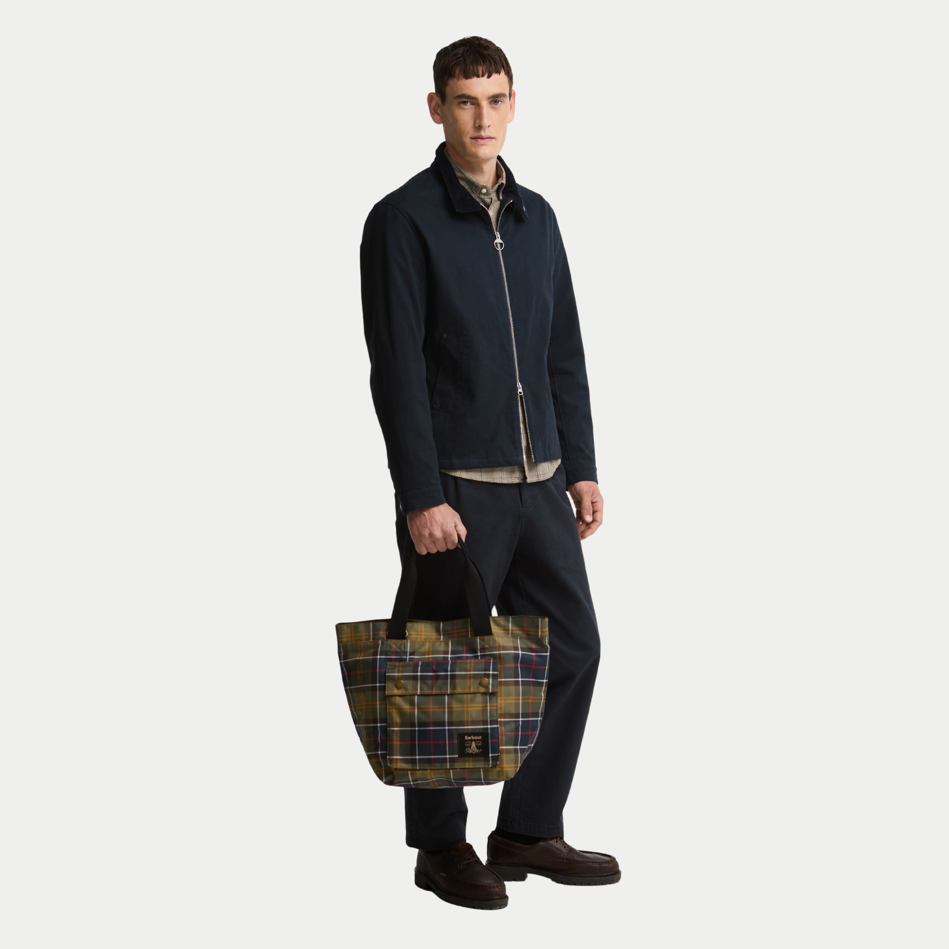 Tote Bag Barbour Classic Tartan olive porté à la main par ses anses noires en sangle