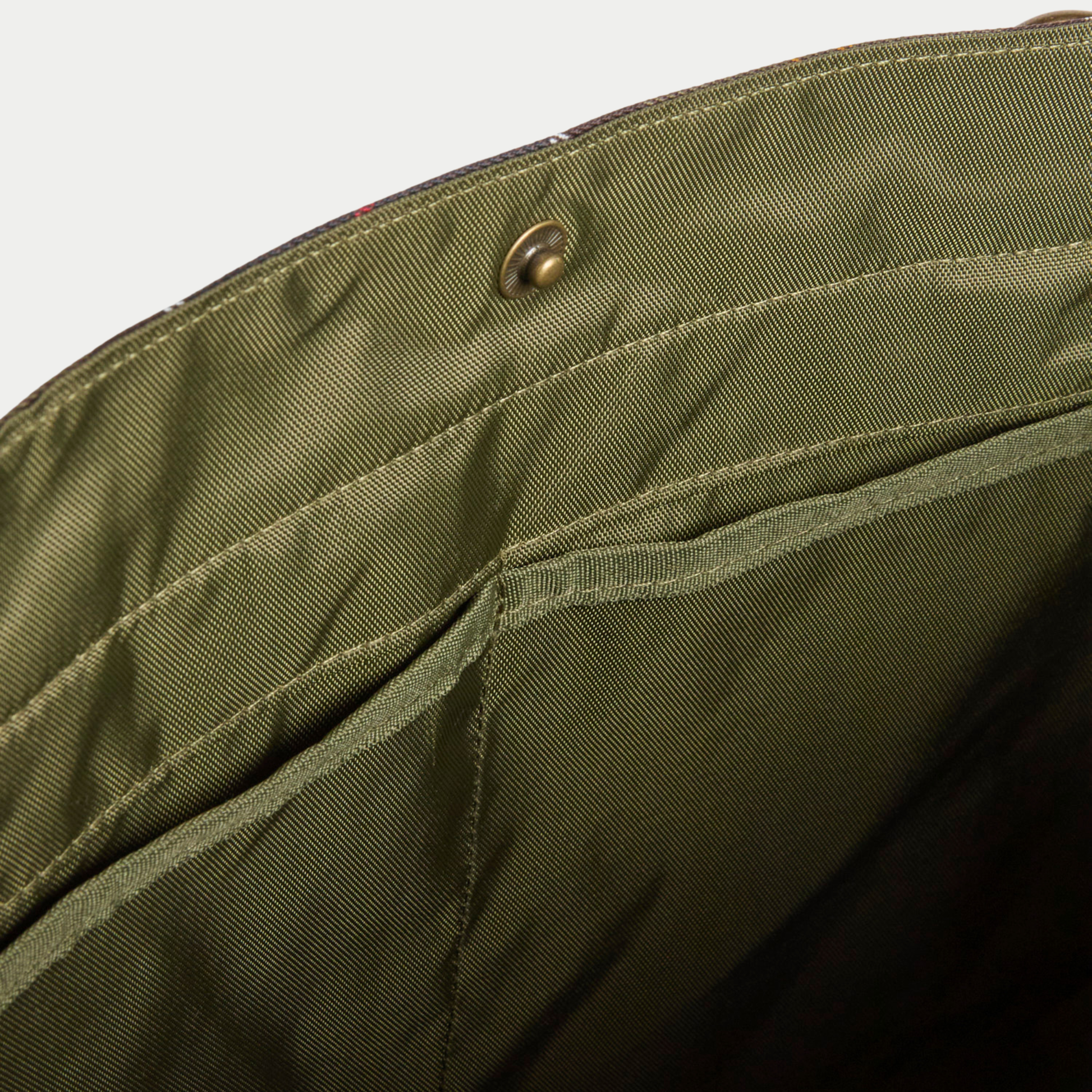 Intérieur du Tote Bag Barbour Classic Tartan : doublure olive, poche plaquée et fermeture pression