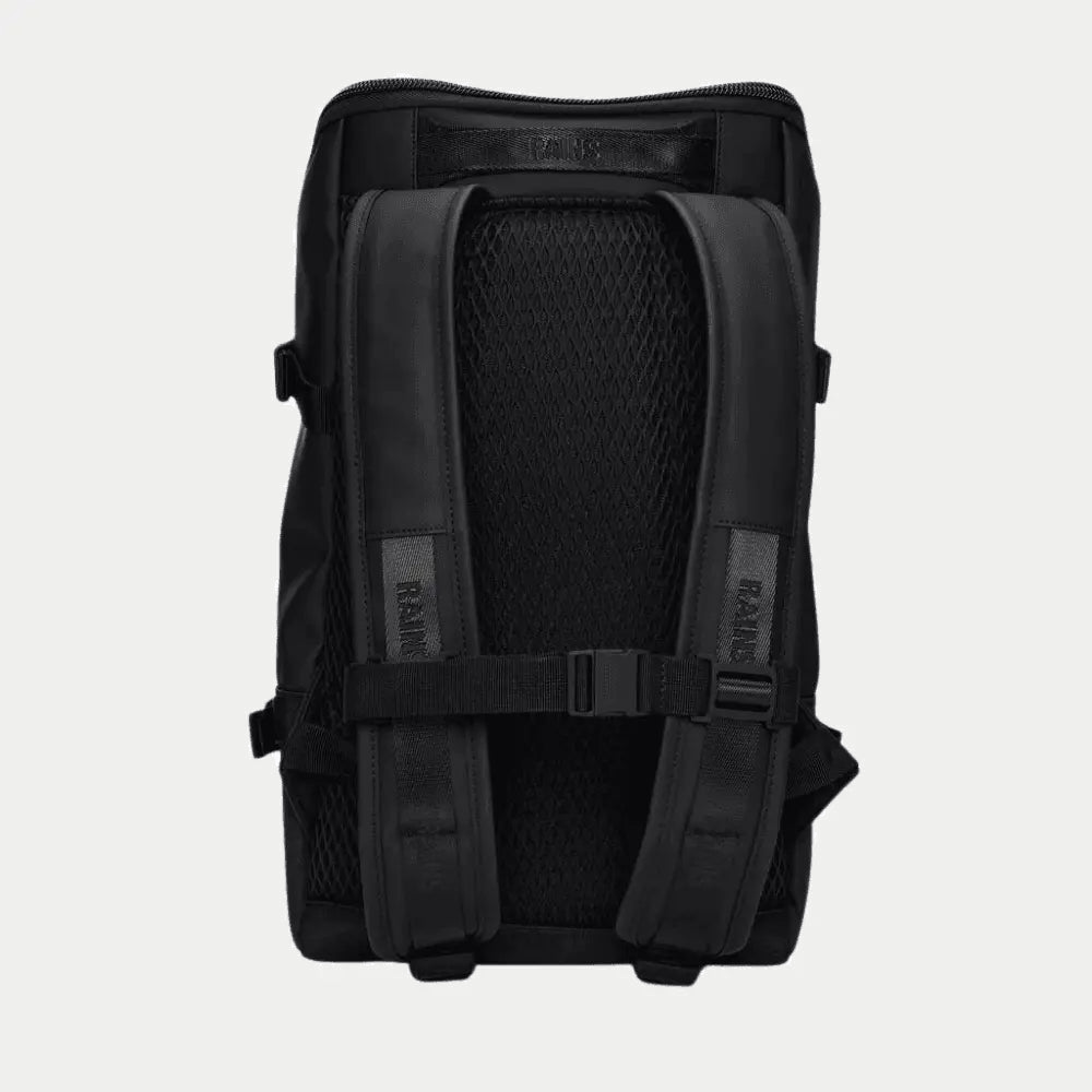 Dos du Trail Cargo Backpack noir, bretelles siglées sur dossier en filet et sangle de poitrine