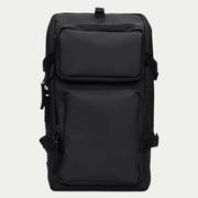 Trail Cargo Backpack noir de face, deux poches plaquées superposées et sangles de compression
