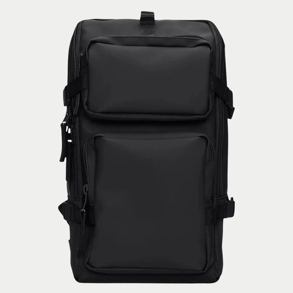 Trail Cargo Backpack noir de face, deux poches plaquées superposées et sangles de compression