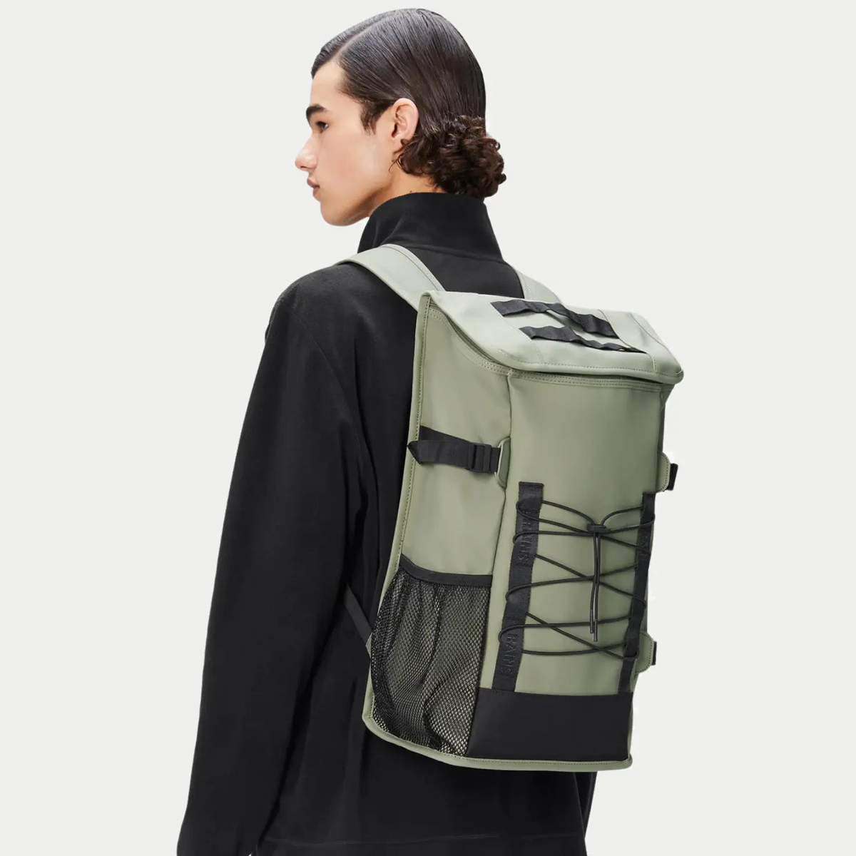 Trail Mountaineer Bag Drift porté sur le dos, rabat supérieur sanglé et cordon élastique tendu