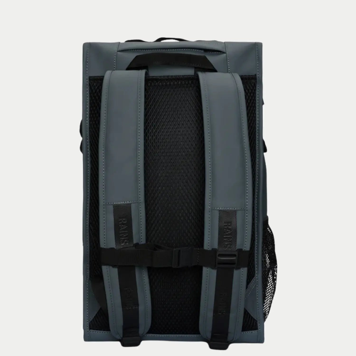 Dos du Trail Mountaineer Bag Lagoon, bretelles gris-bleu siglées et dossier en filet noir