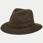 Chapeau Traveller en coton ciré marron foncé, galon cuir camel et œillets laiton