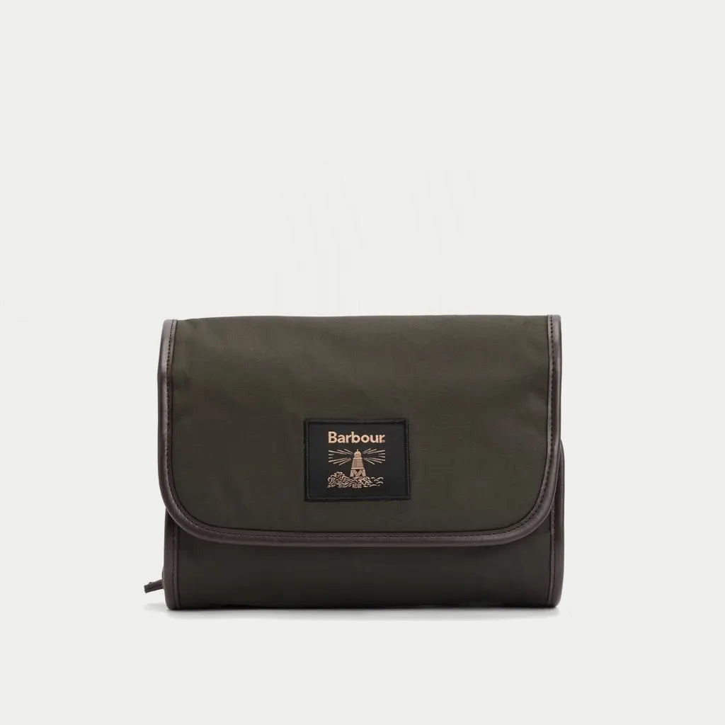 Trousse de toilette Beacon olive Barbour - packshot de face, rabat fermé et patch Barbour