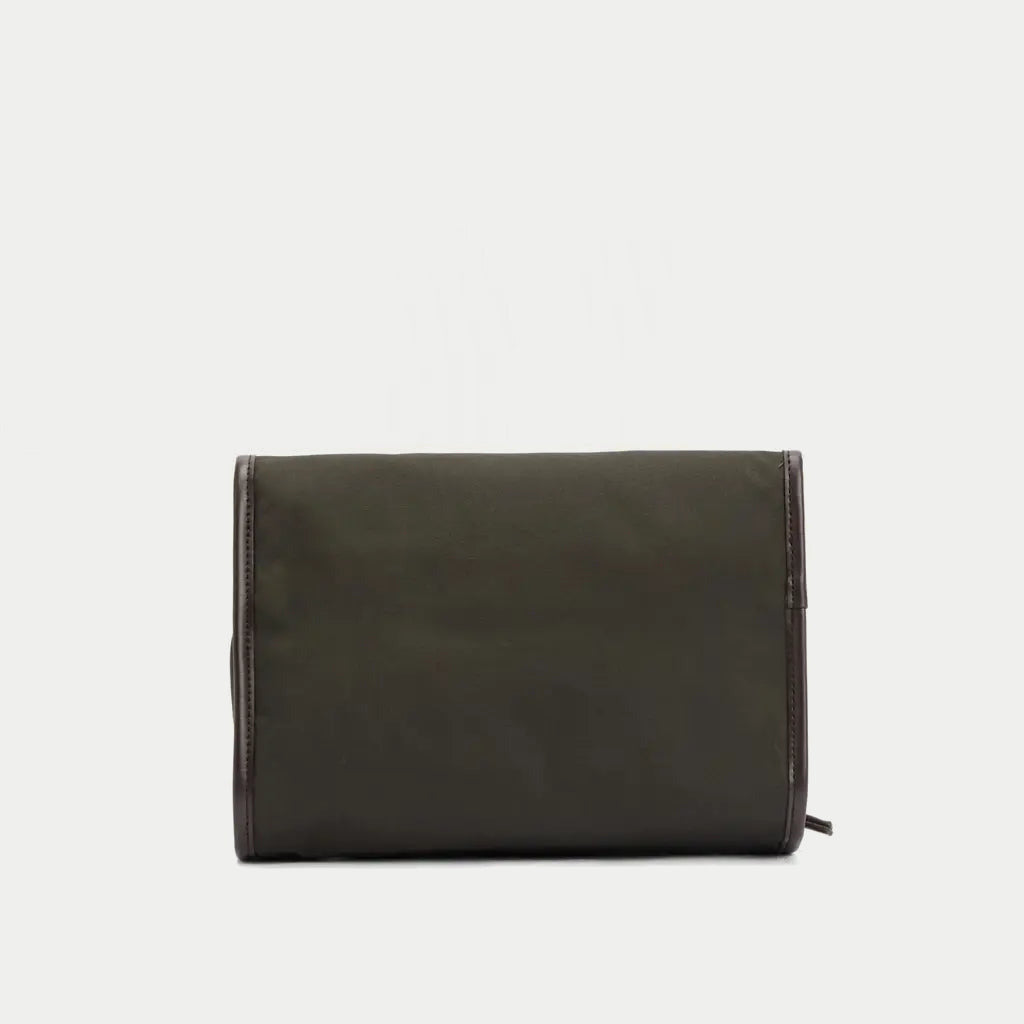 Trousse de toilette Beacon olive Barbour - vue de dos, toile olive unie et bordures en cuir brun