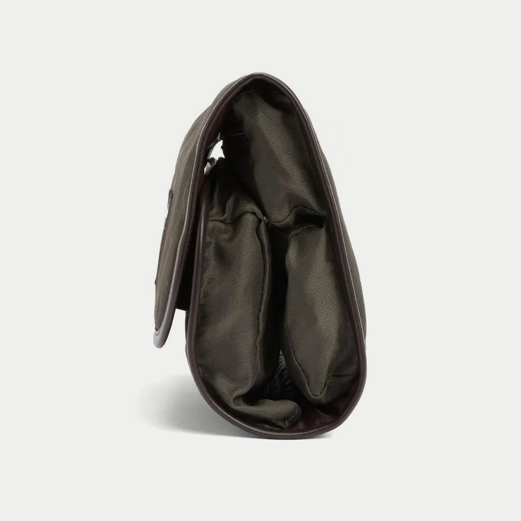 Trousse de toilette Beacon olive Barbour - vue de profil, rabat ouvert sur les compartiments matelassés