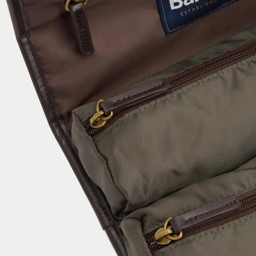 Trousse de toilette Beacon olive Barbour - gros plan sur les poches zippées et les tirettes laiton