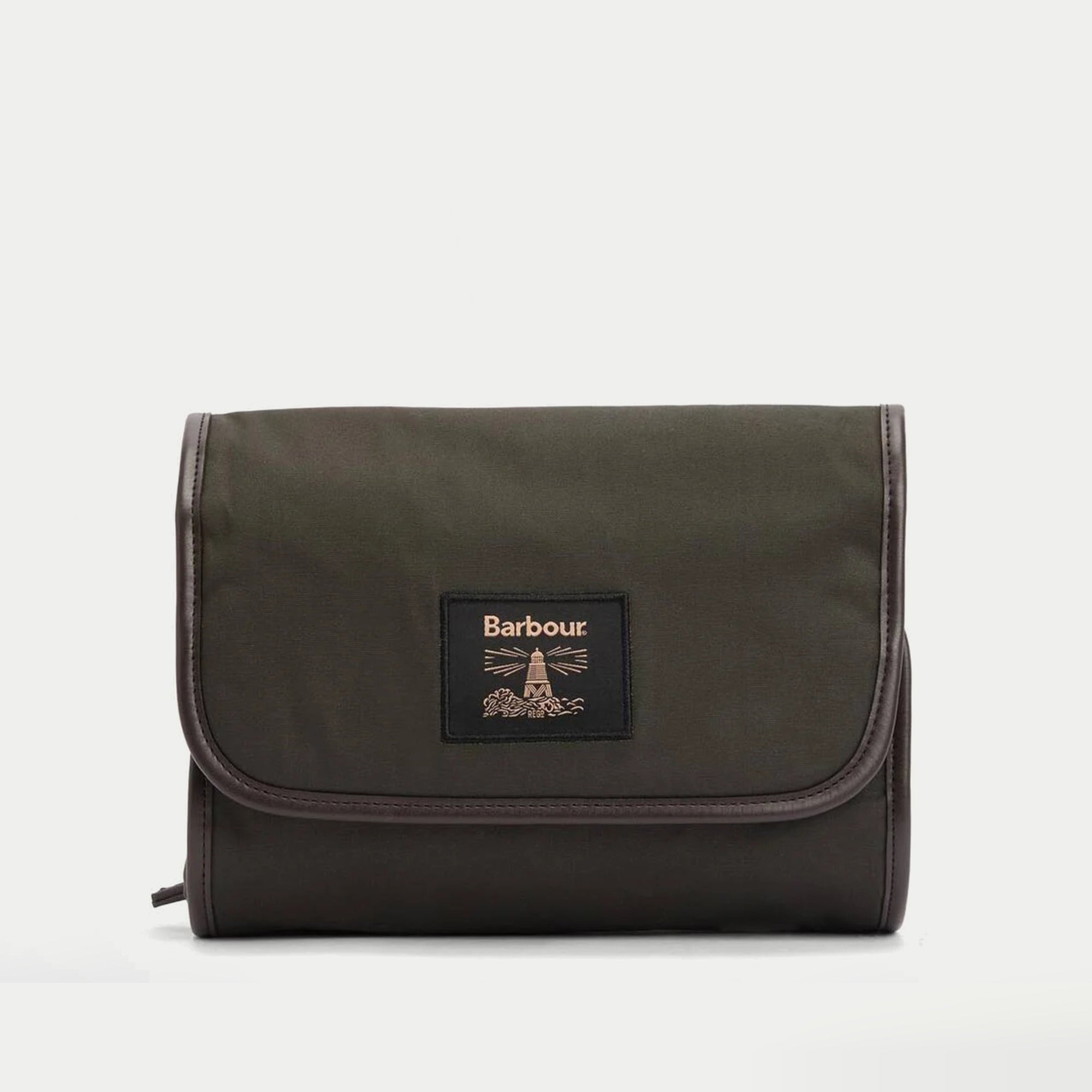 Trousse de toilette Beacon olive Barbour - packshot de face, rabat fermé et passepoil en cuir brun