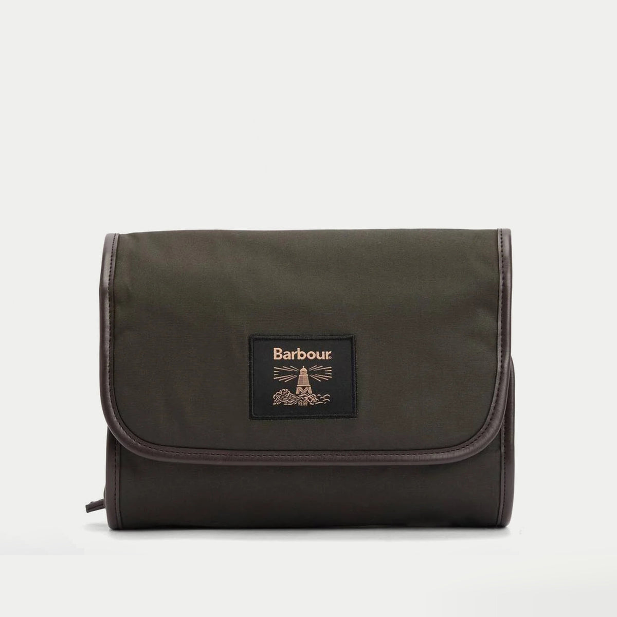 Trousse de toilette Beacon olive Barbour - packshot de face, rabat fermé et passepoil en cuir brun