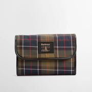 Trousse de toilette suspendue fermée, tartan olive et marine, badge Barbour au phare cousu sur le rabat