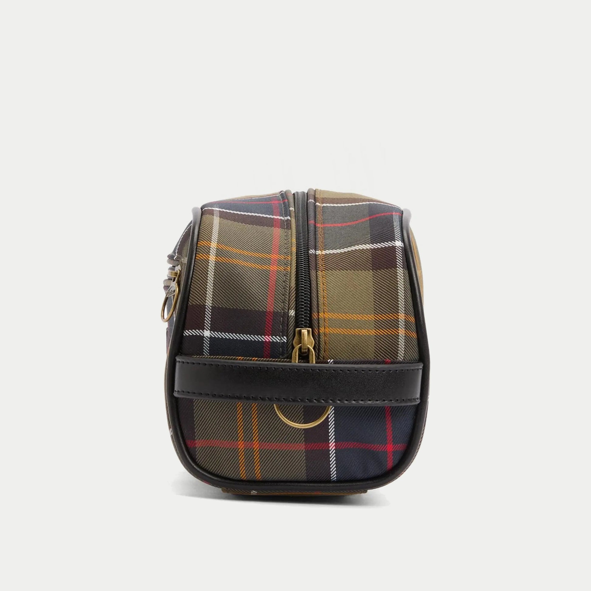 Trousse de toilette tartan Barbour - trois quarts arrière, passant en cuir et zip laiton