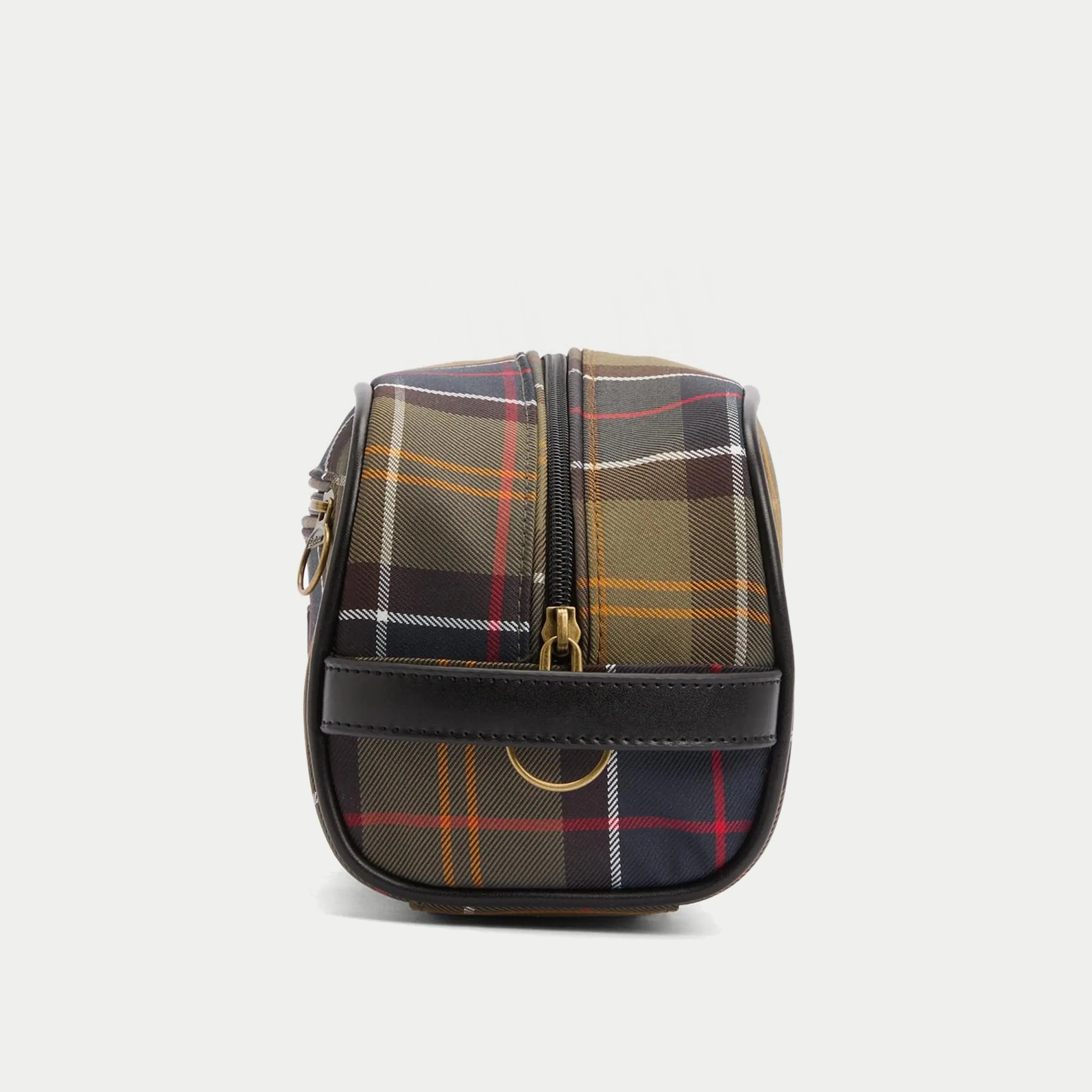 Trousse de toilette tartan Barbour - trois quarts arrière, passant en cuir et zip laiton
