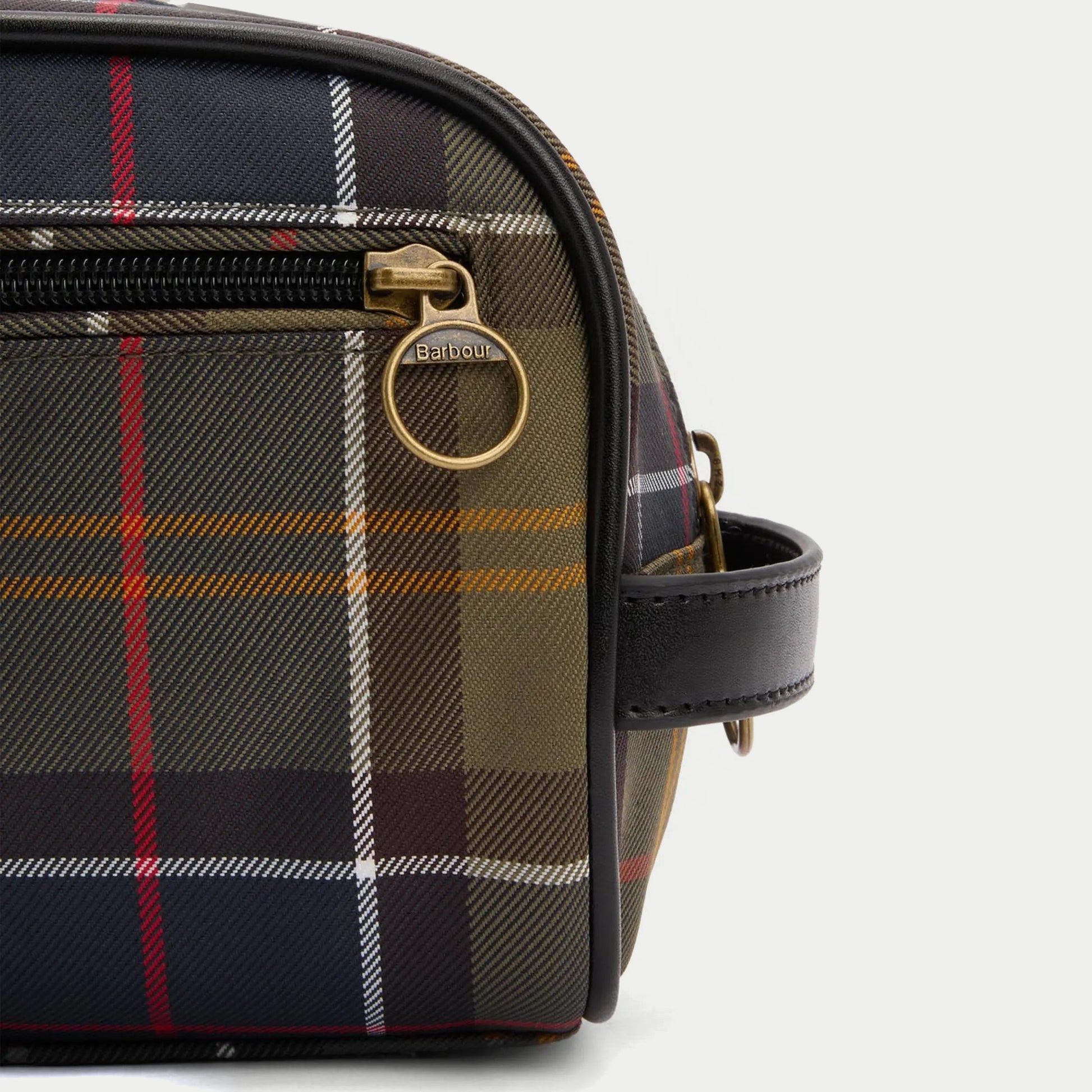 Trousse de toilette tartan Barbour - gros plan sur la tirette anneau laiton et la patte latérale en cuir
