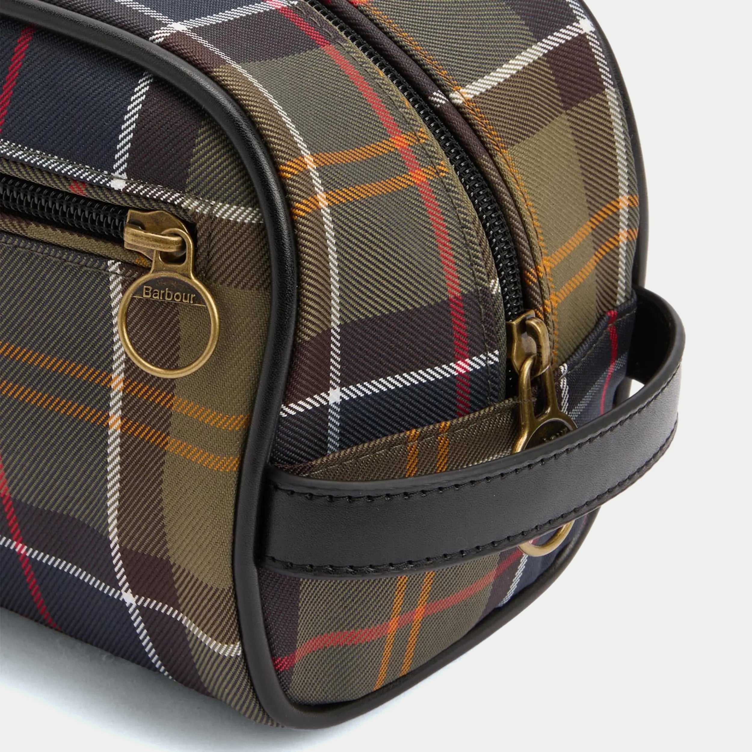 Trousse de toilette tartan Barbour - gros plan de trois quarts sur le zip et le passant en cuir