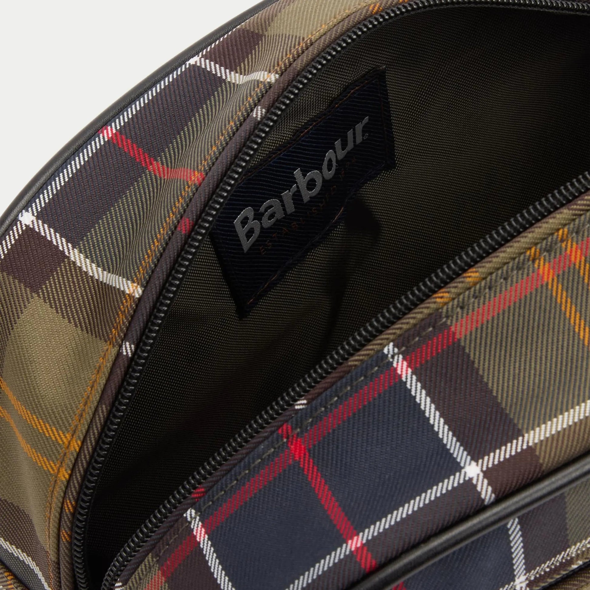 Trousse de toilette tartan Barbour - intérieur ouvert, doublure tartan et étiquette Barbour