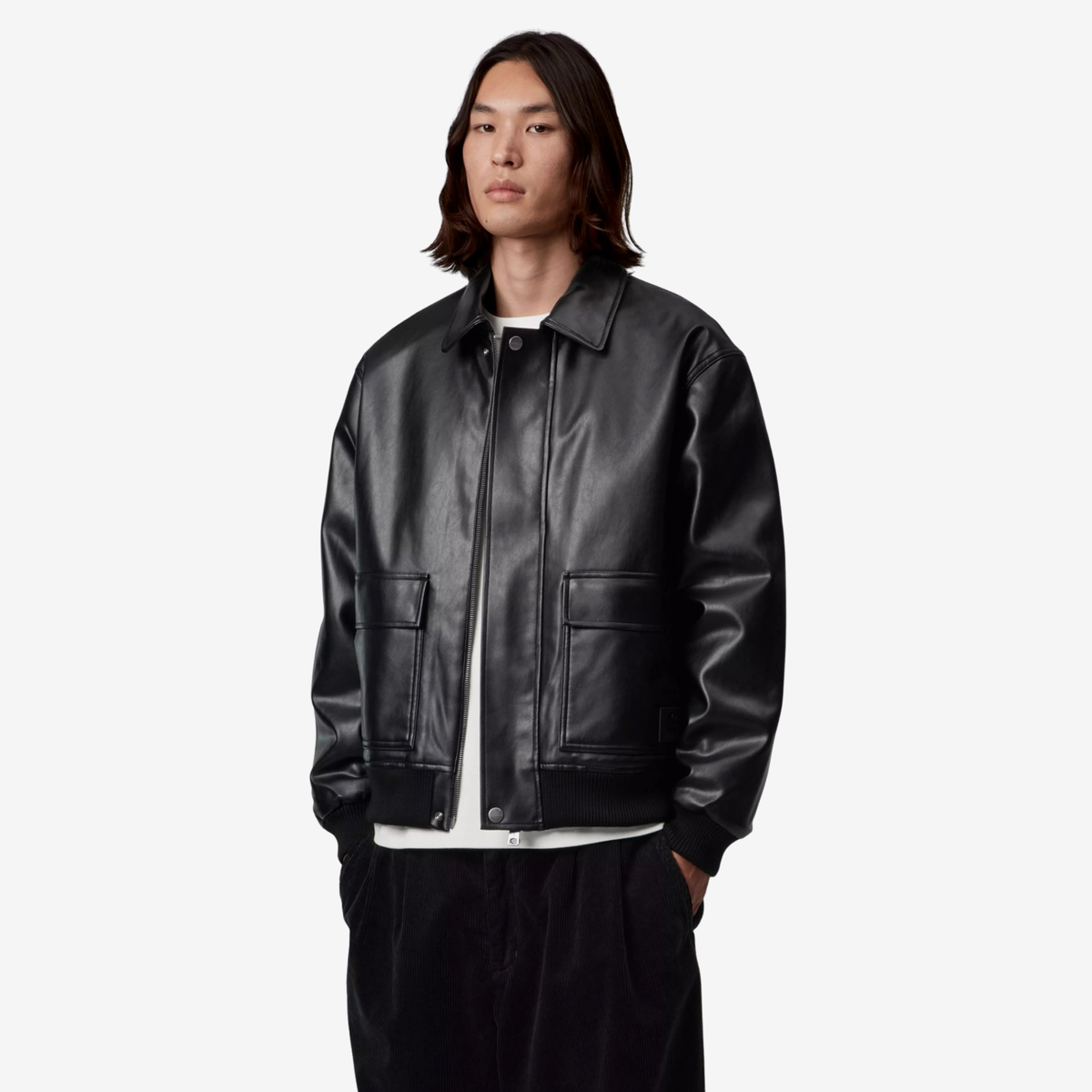 Veste Arizona noire Carhartt WIP portée ouverte sur un t-shirt blanc, épaules tombantes et manches amples