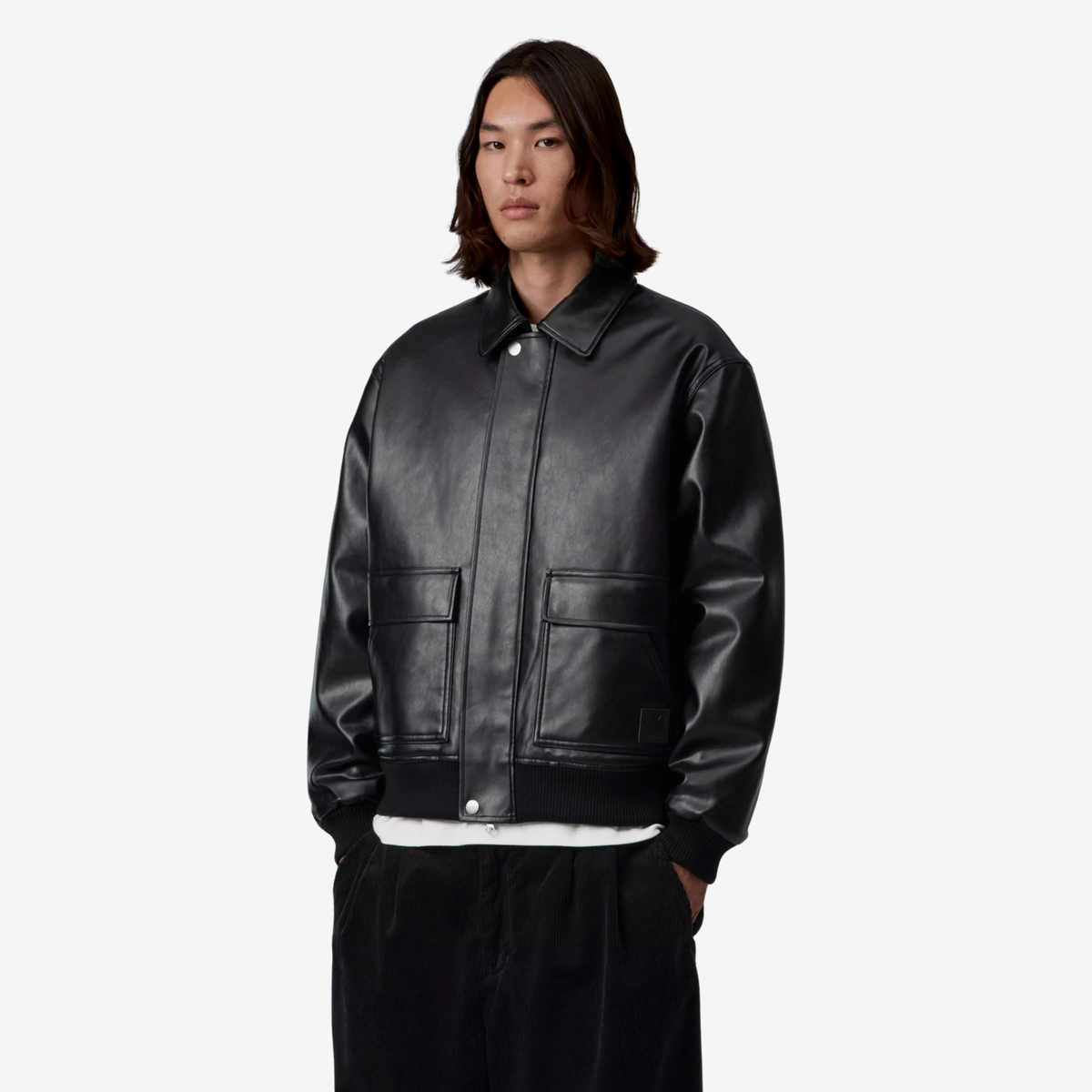 Veste Arizona noire Carhartt WIP portée fermée : zip remonté, bouton-pression au col et Square Label ton sur ton en bas