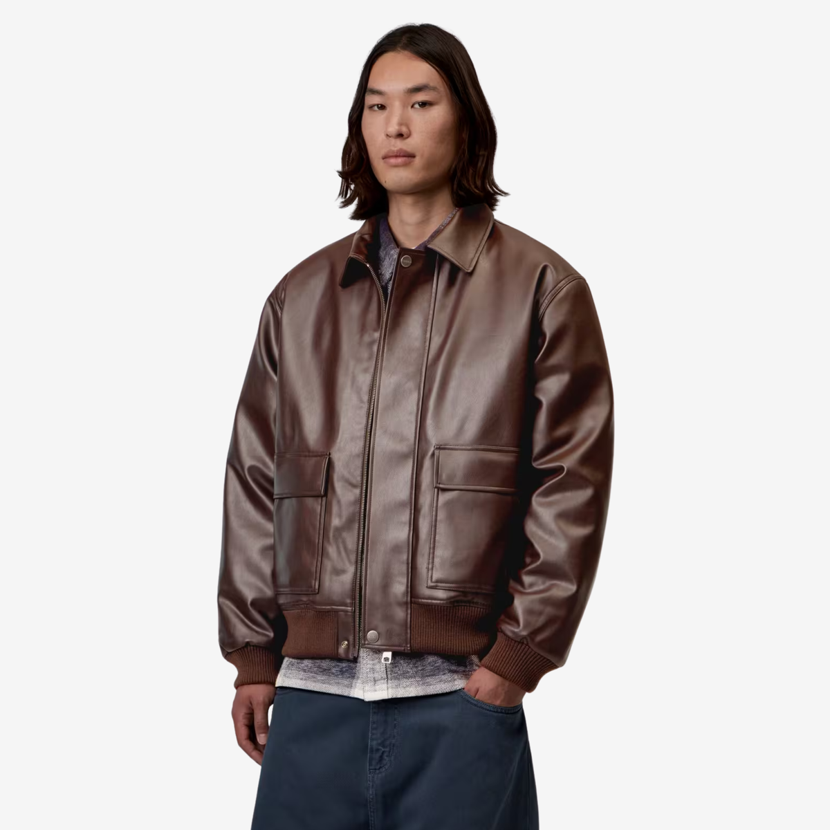 Veste Arizona Tobacco Carhartt WIP portée de trois quarts, zip fermé et poignets côtelés ton sur ton