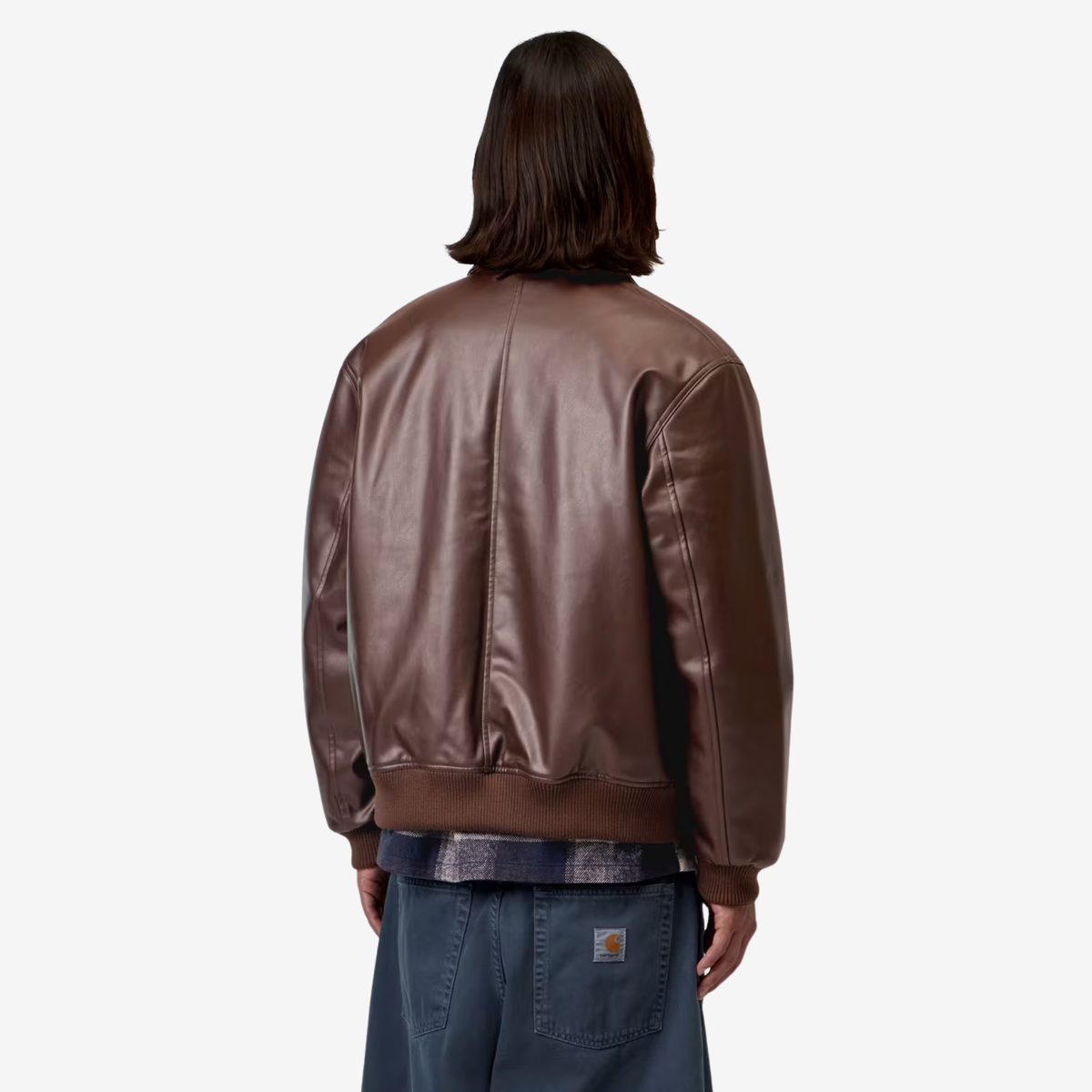 Veste Arizona Tobacco Carhartt WIP portée de dos, épaules tombantes et volume boxy sur pantalon bleu