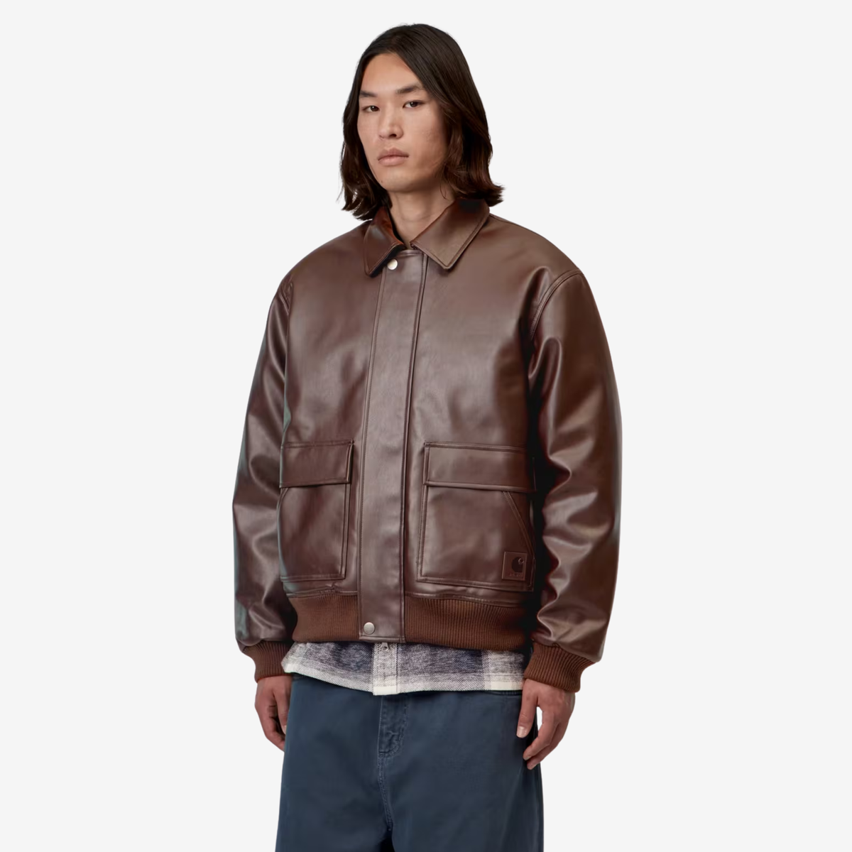 Veste Arizona Tobacco Carhartt WIP portée de face, patte de boutonnage dissimulée et Square Label en cuir