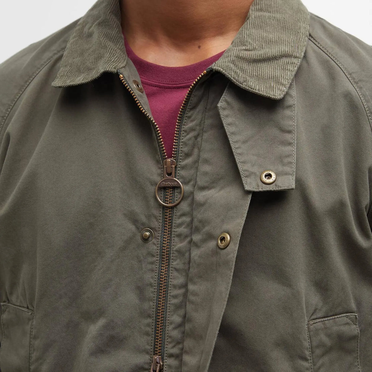 Fermeture de la veste Ashby Casual Barbour Olive : zip laiton, tirette anneau Barbour et pressions sous patte