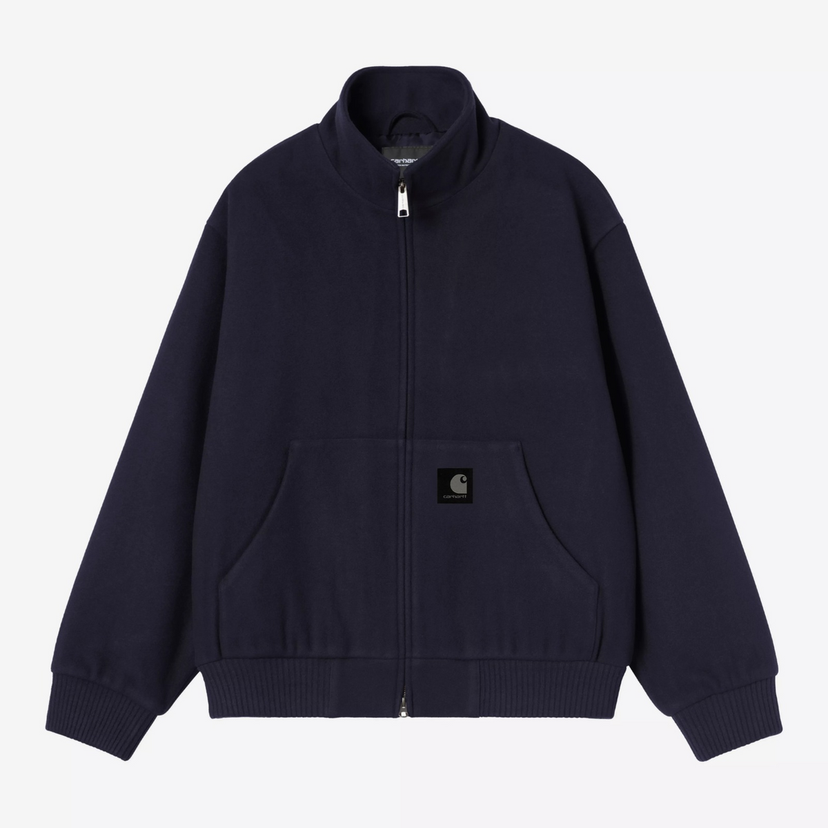 Veste Atoka bleu marine Carhartt WIP de face : sergé de laine, col montant zippé, poche kangourou et écusson carré Carhartt