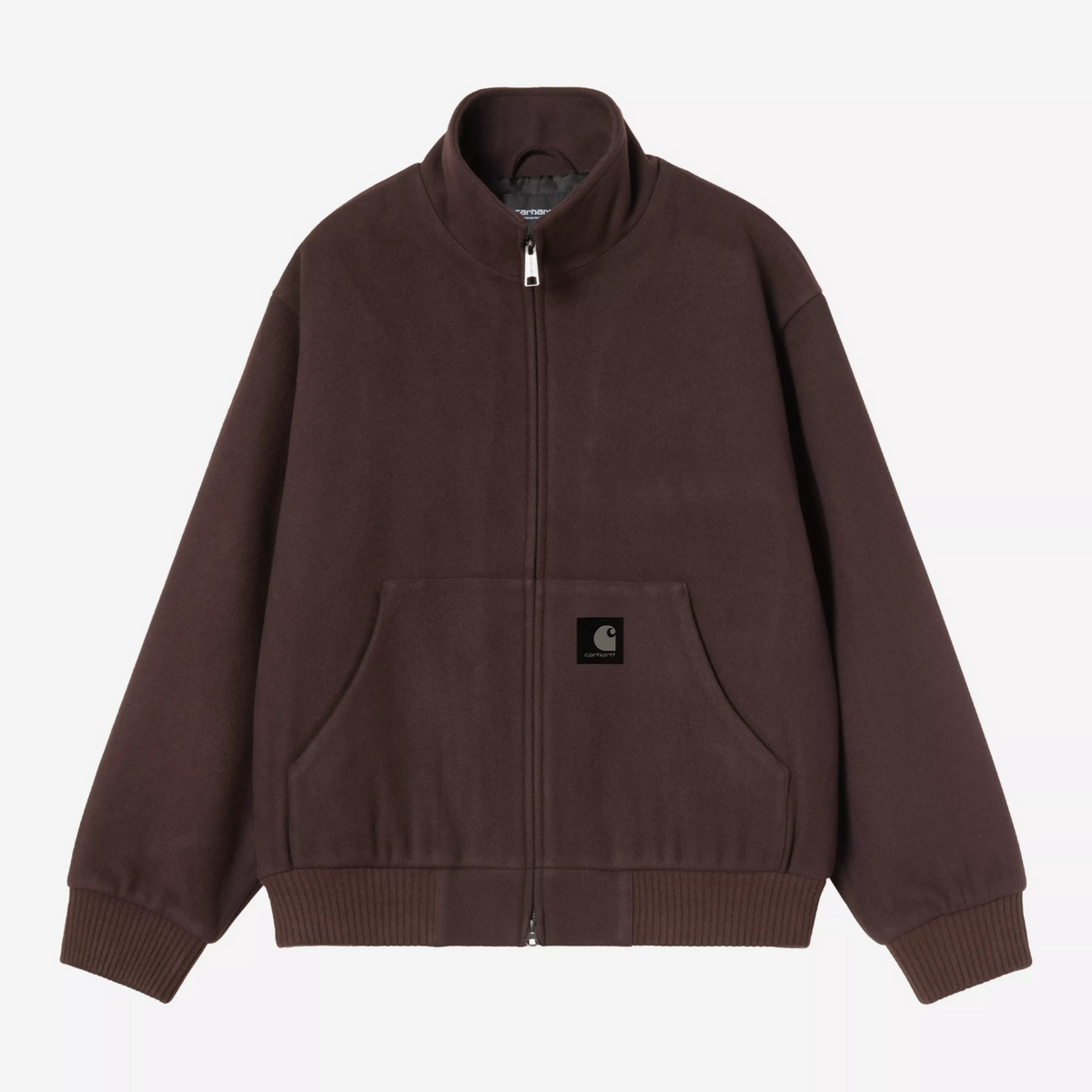 Veste Atoka Palisander brun bordeaux Carhartt WIP de face : col montant zippé, poche kangourou et écusson carré