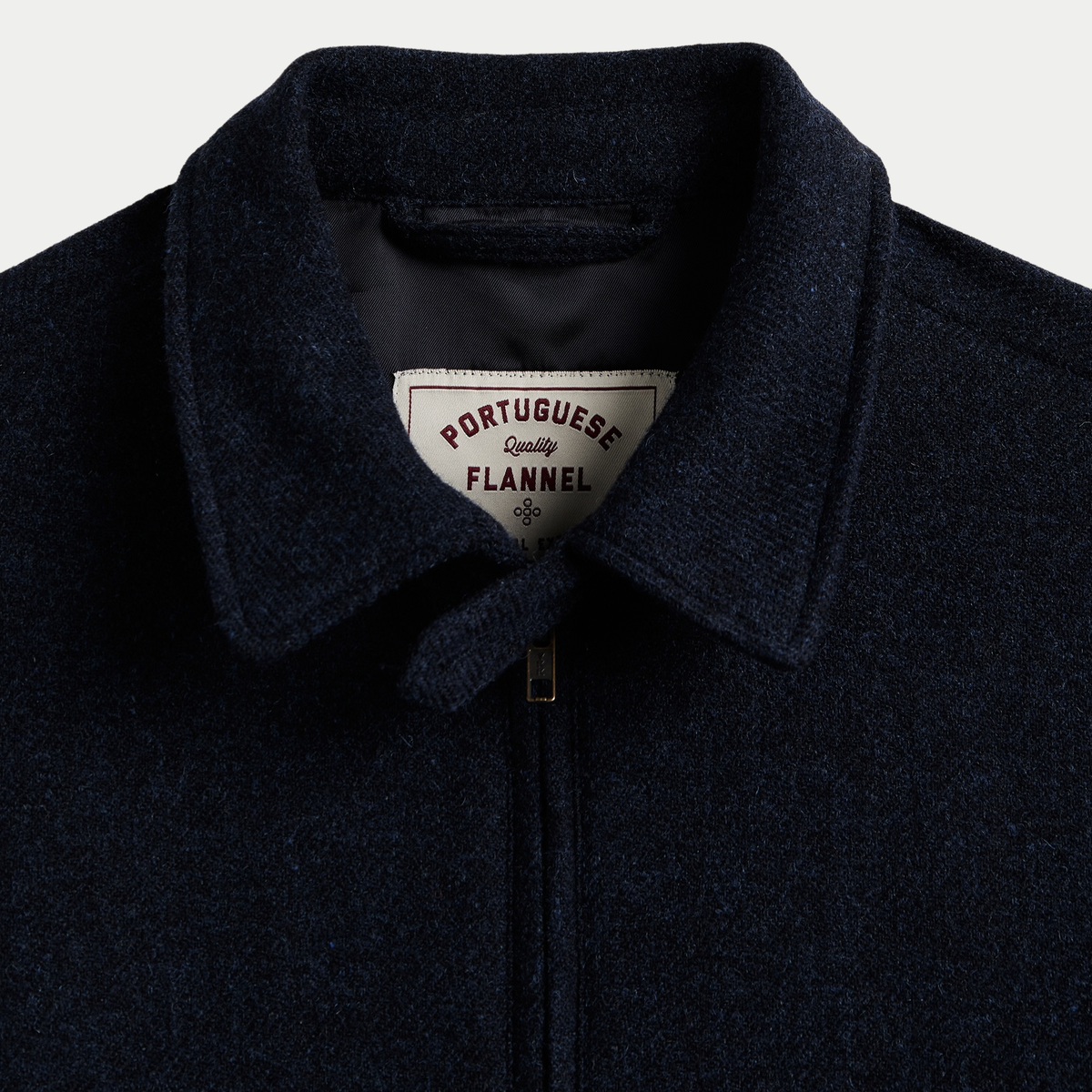Col chemise de la veste Aurelia bleu marine et étiquette Portuguese Flannel