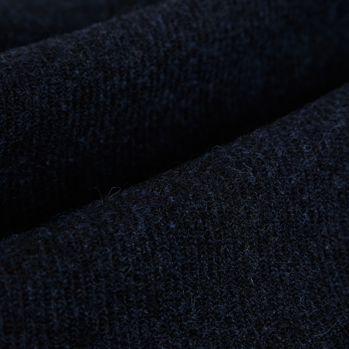 Gros plan sur la laine chinée bleu marine de la veste Aurelia Portuguese Flannel