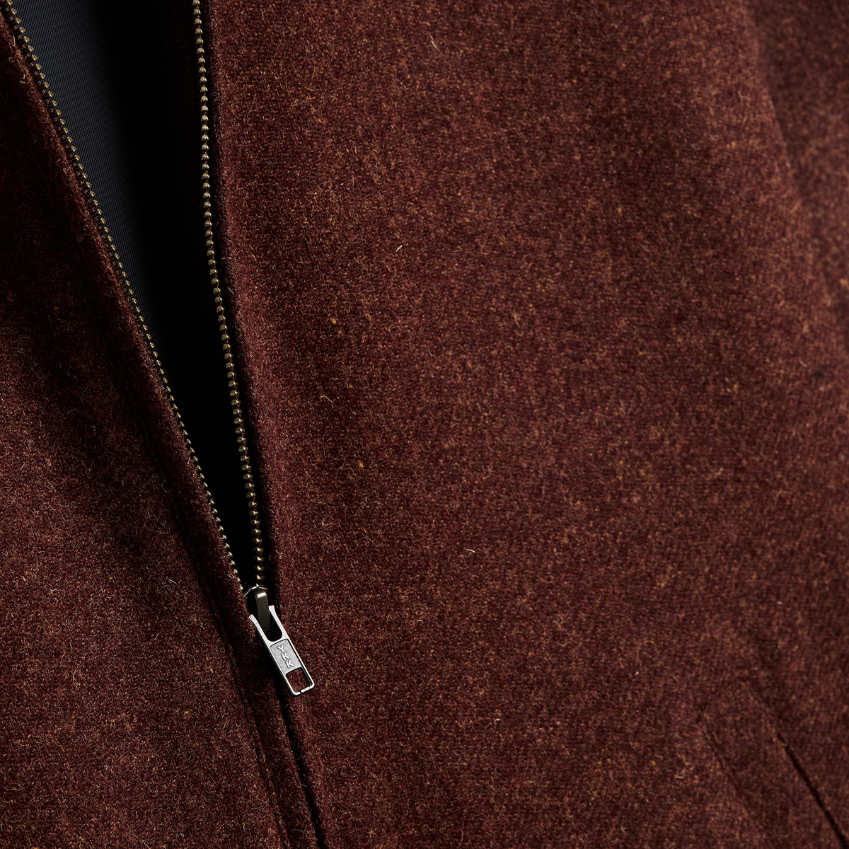 Fermeture zippée YKK sur la laine chinée bordeaux brun de la veste Aurelia Terroir