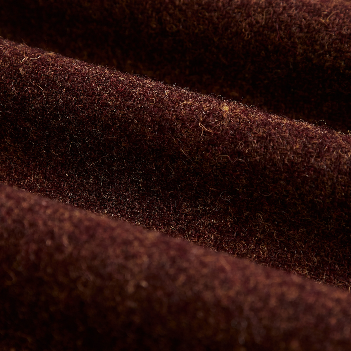 Gros plan sur la laine chinée bordeaux de la veste Aurelia Terroir, fibres fauves visibles