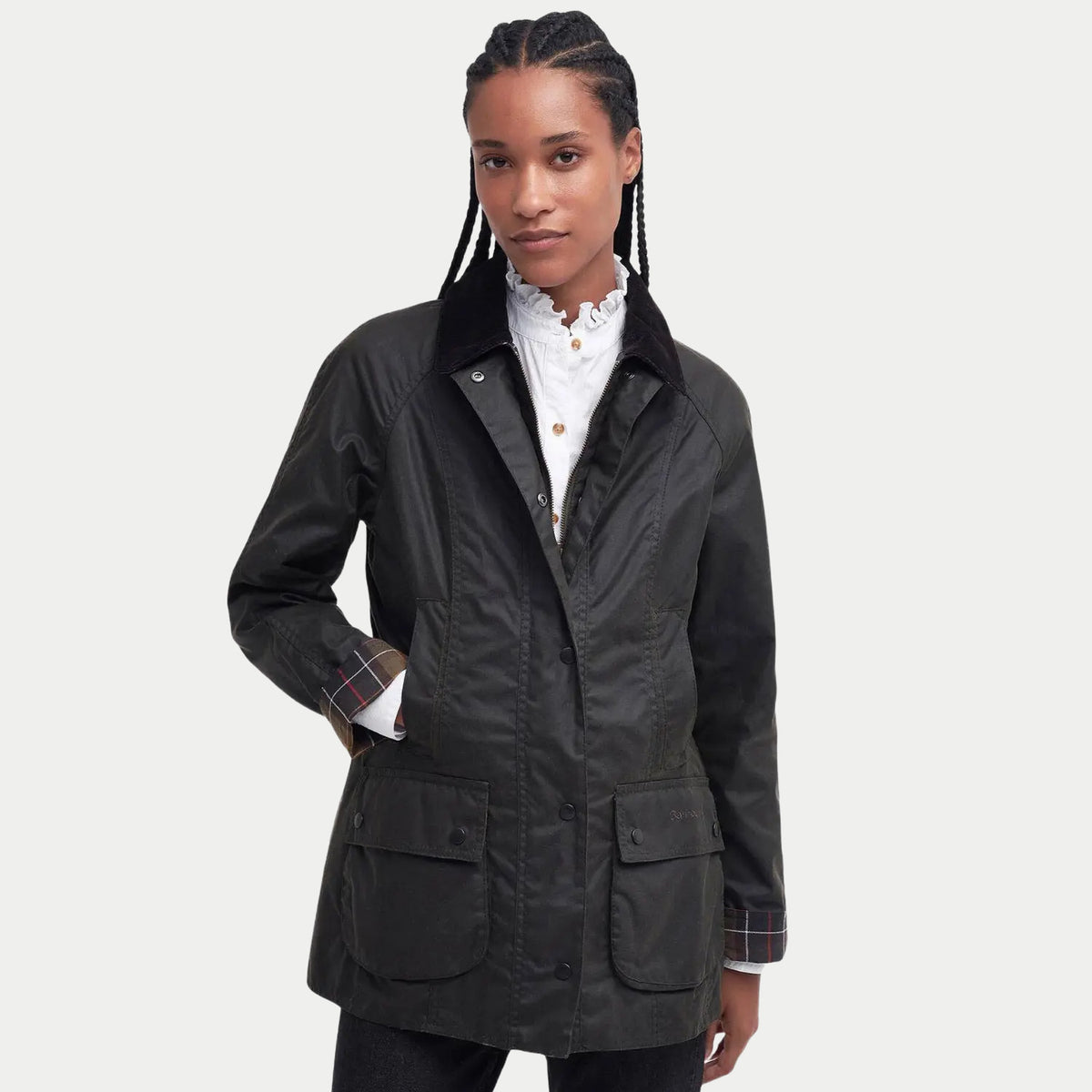 Veste cirée Barbour Beadnell olive portée ouverte sur une chemise blanche, vue de face