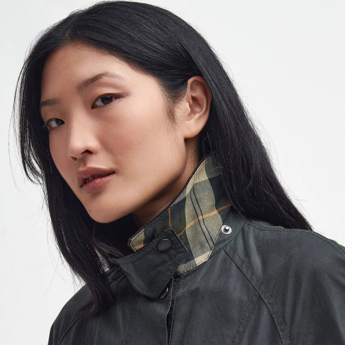 Col relevé de la Beadnell Sage, doublure tartan vert et ocre apparente sous la patte