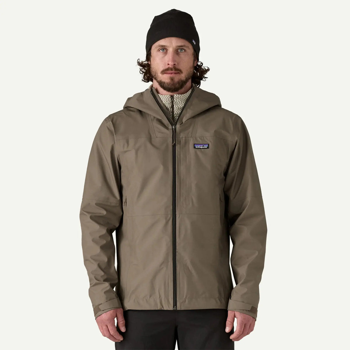 Veste de pluie Boulder Fork Rain Patagonia Marlow Brown portée de face, capuche rabattue et poche poitrine zippée