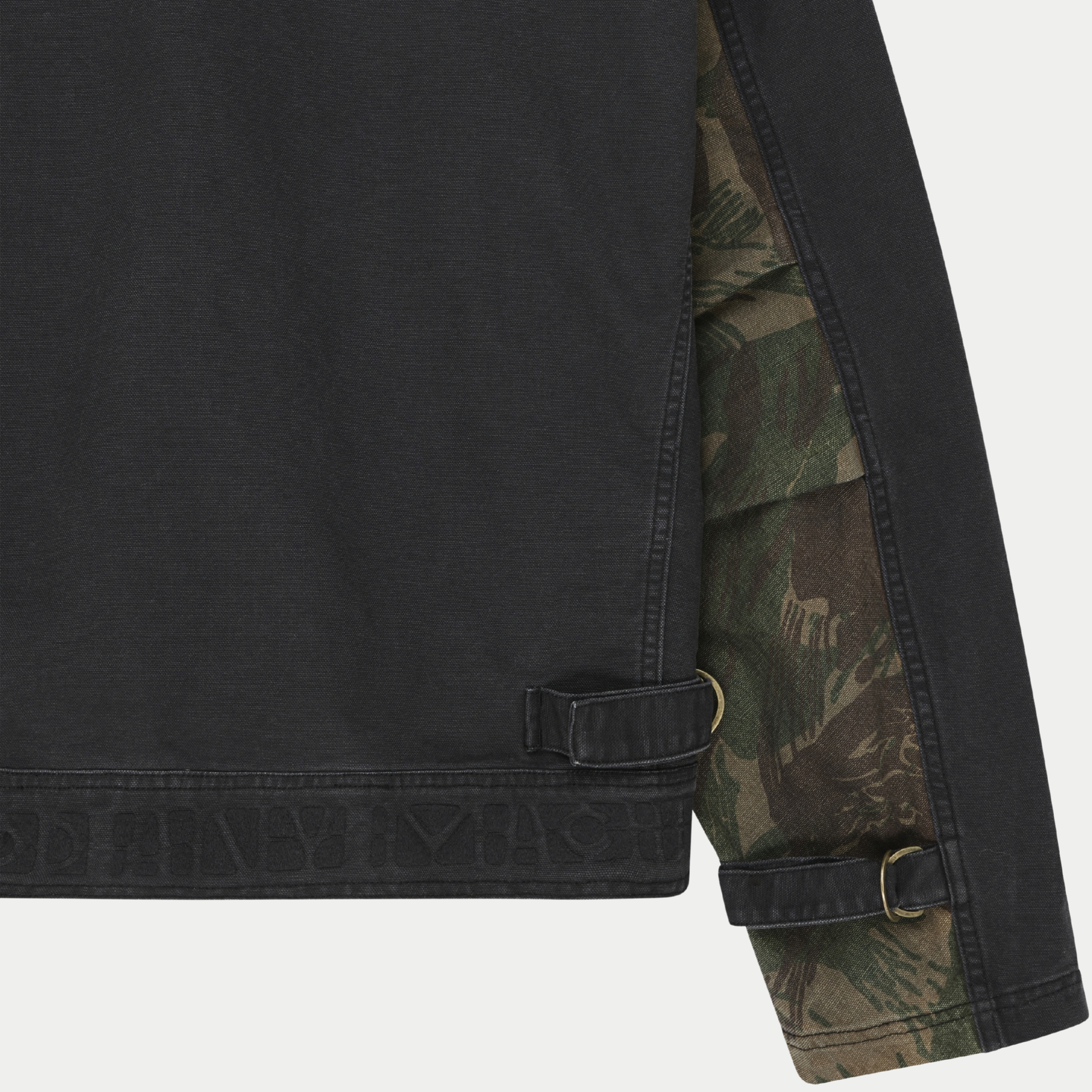 Veste Common State Anthracite Deus Ex Machina - détail du bas de dos, sangle à boucle et panneau camouflage latéral