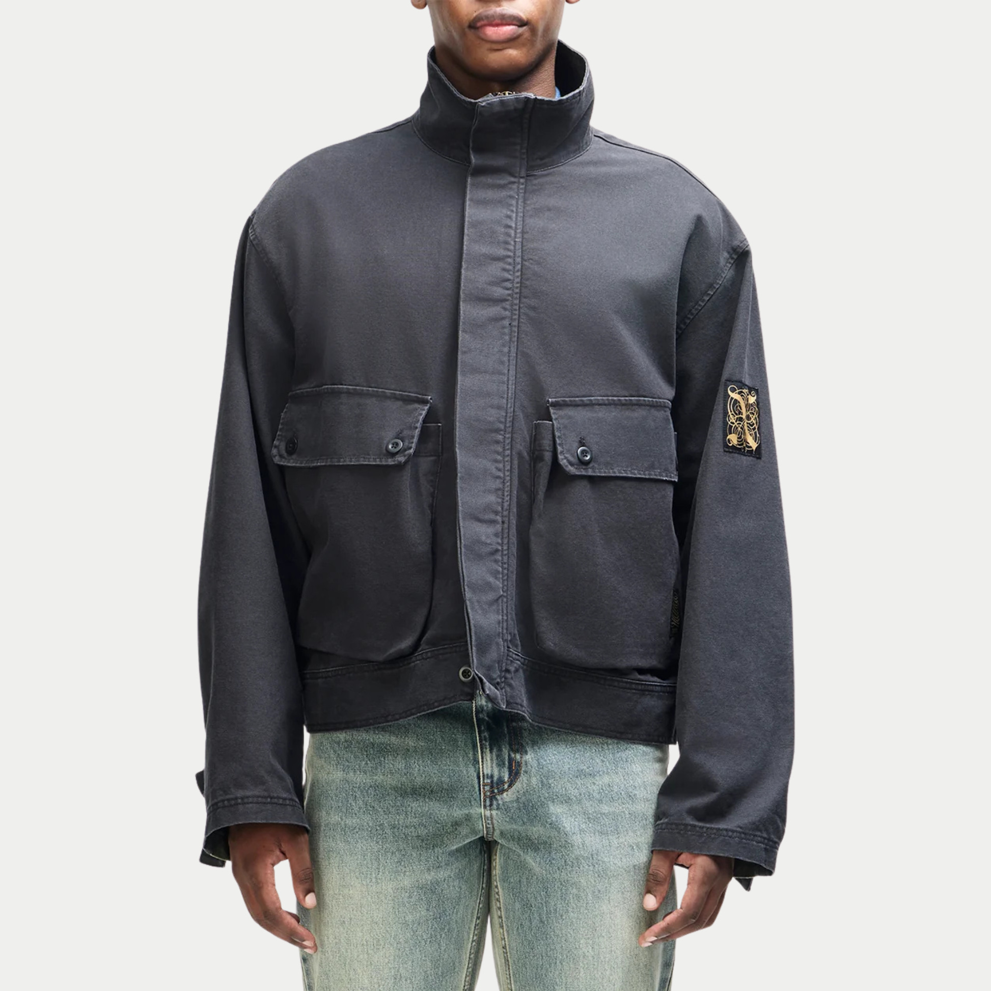 Veste Common State Anthracite Deus Ex Machina portée de face, coupe boxy oversize et col montant zippé