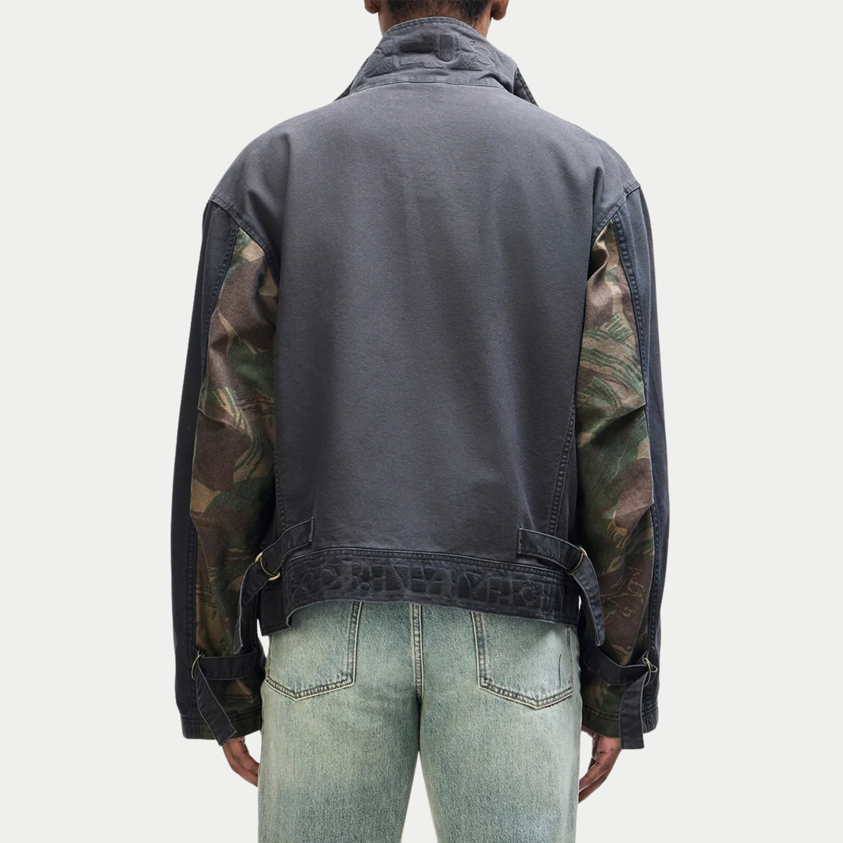 Veste Common State Anthracite Deus Ex Machina portée de dos, panneaux camouflage kaki sur les côtés et les poignets