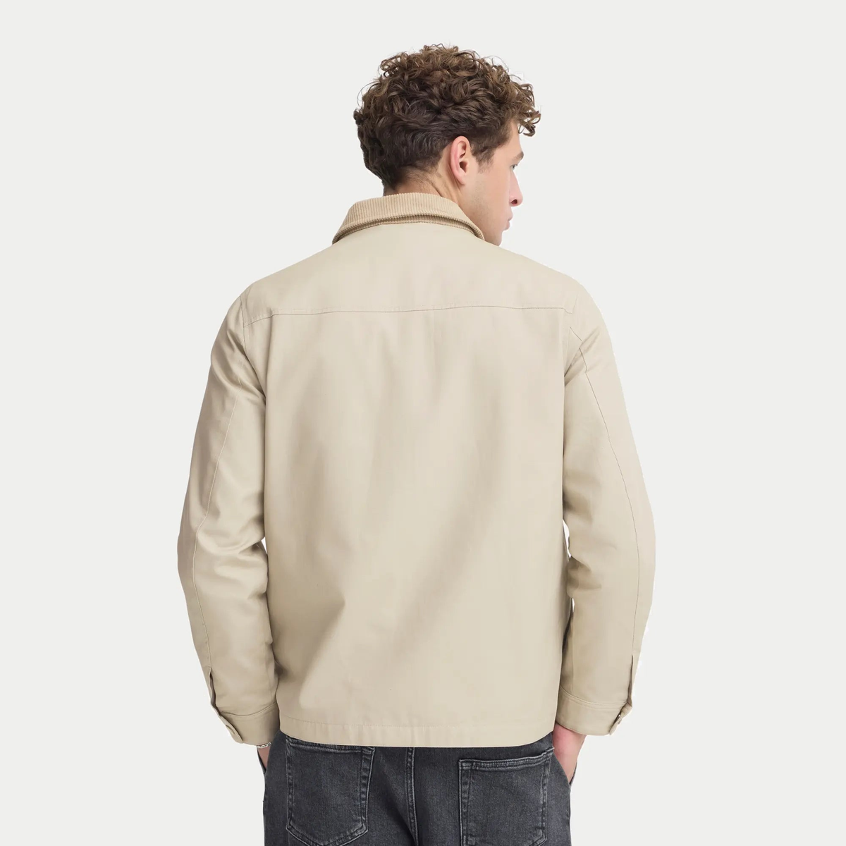 Vue de dos portée de la veste en coton ciré beige, coupe droite et col en velours relevé
